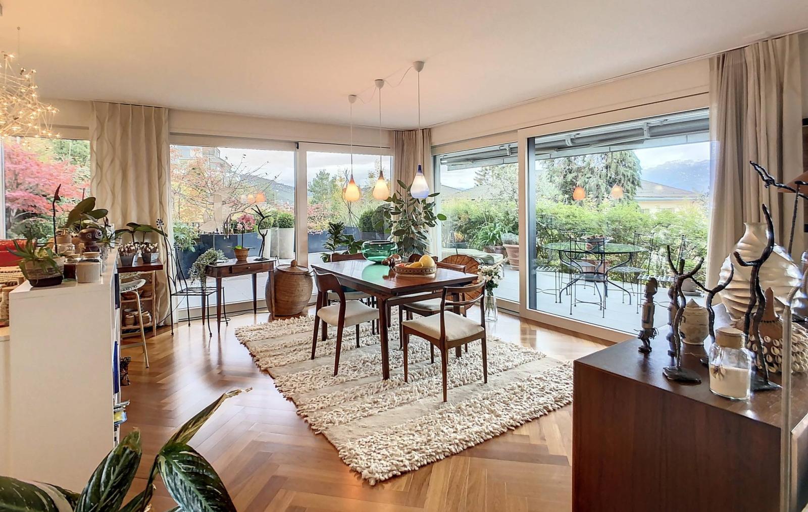 Contemporary apartment