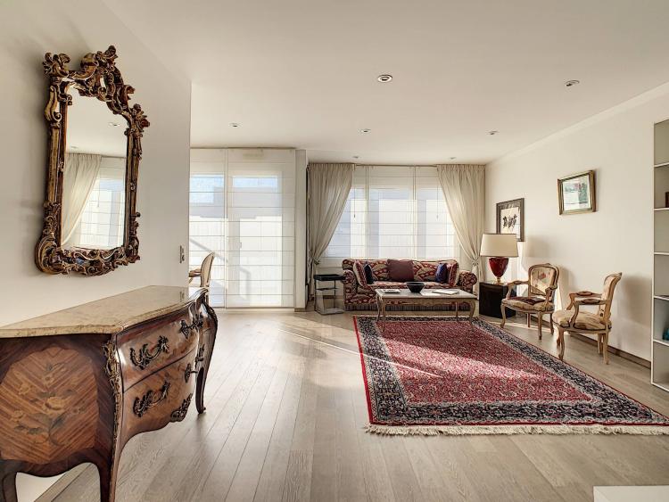 Bright 5 room penthouse