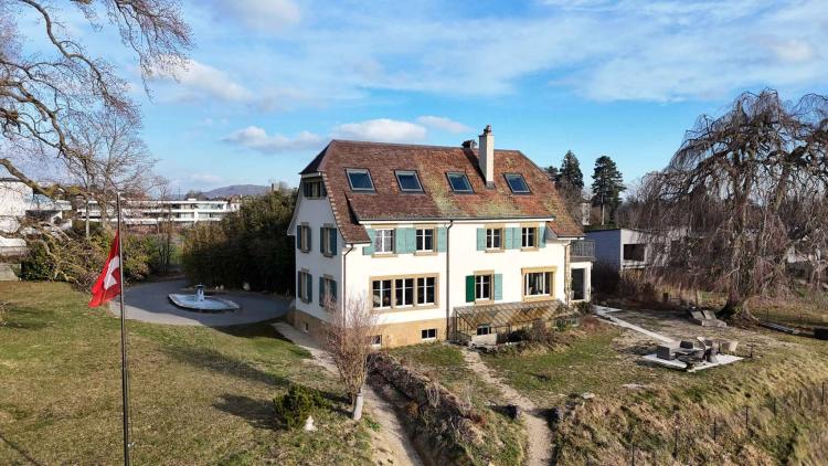 Charming residence with direct access to the lake