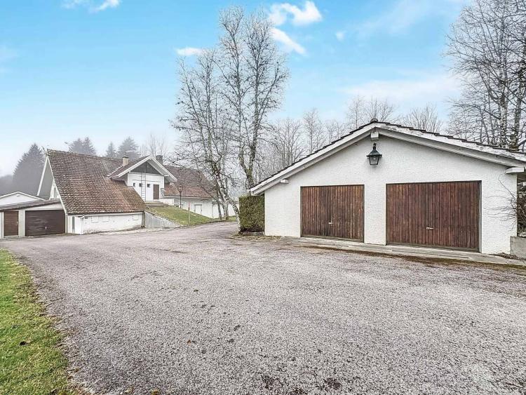 Home with holiday camp with great potential