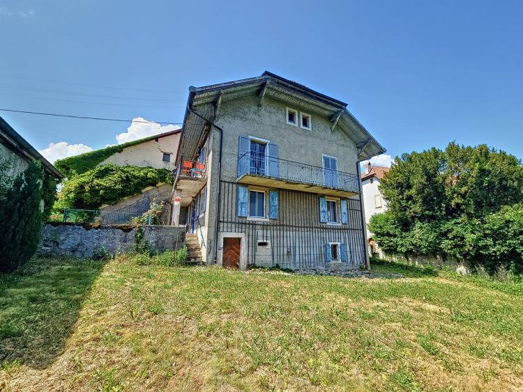 Investment opportunity: Village house to renovate with development potential