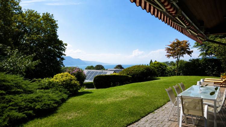 Exceptional villa with stunning views of the lake and the Alps in a pristine setting