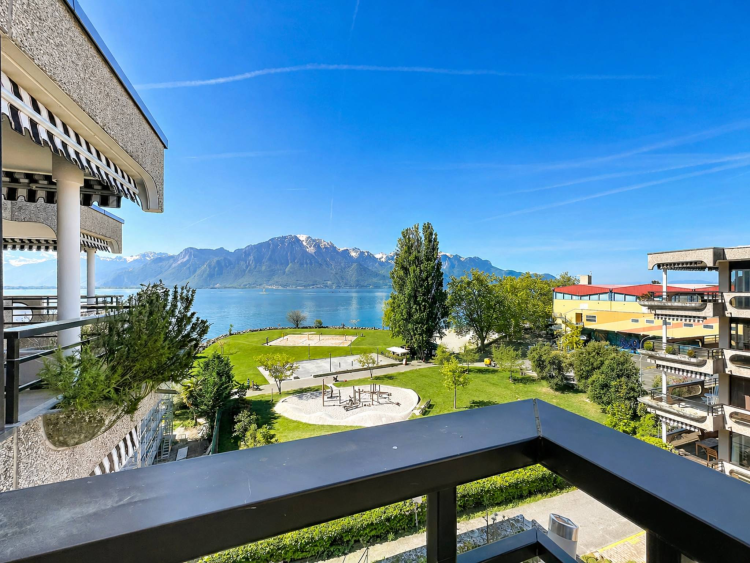 2.5-room penthouse with large balcony and lake view 