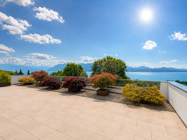 Exceptional top-floor apartment with panoramic lake views