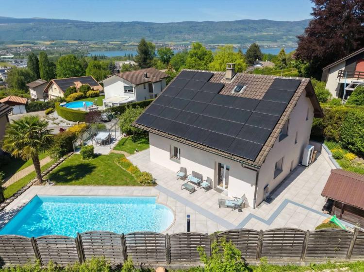 Detached villa with swimming pool in a residential area