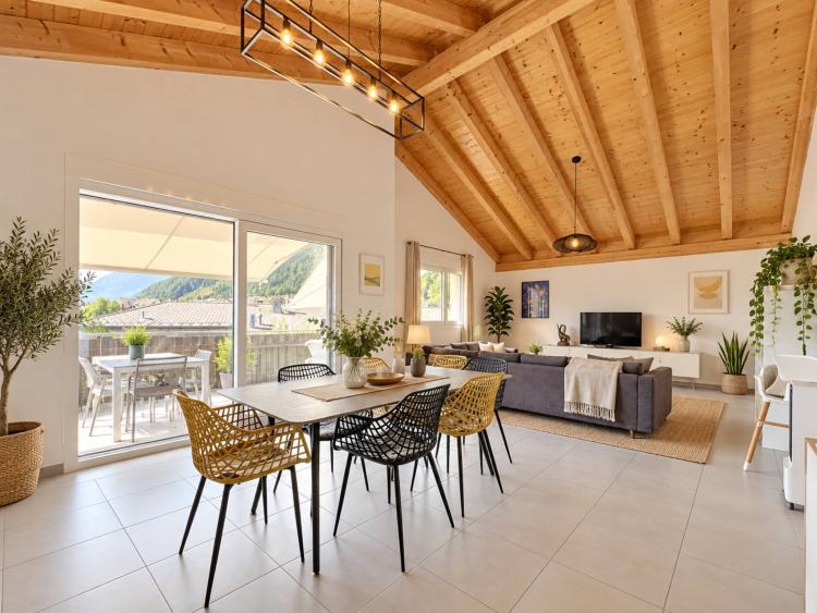 Au dernier étage, magnifique appartement de 4,5 pièces avec vue sur les montagnes