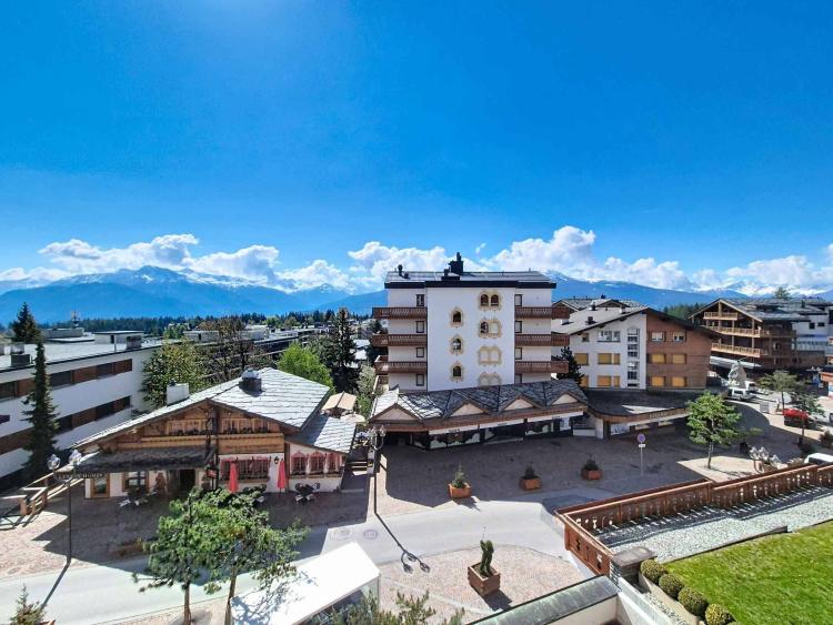 SPACIOUS 7.5-ROOM APARTMENT IDEALLY LOCATED IN THE CENTER OF THE RESORT