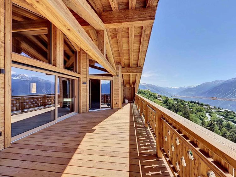 RARE - STUNNING PENTHOUSE WITH PANORAMIC VIEWS - BRAND NEW