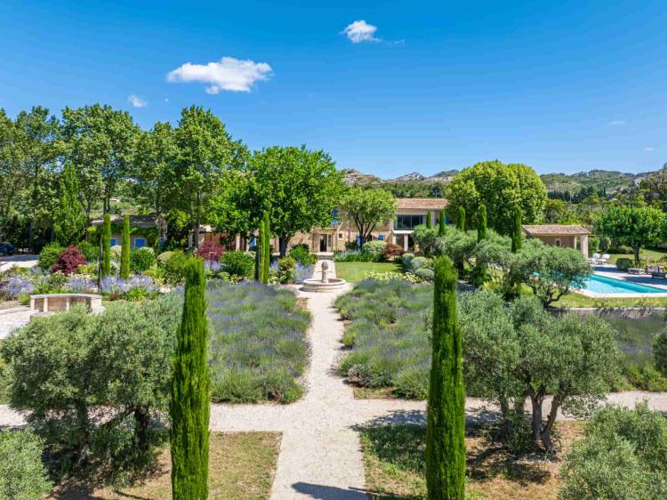 MAUSSANE-LES-ALPILLES – EXCEPTIONAL MAS – 4 BEDROOMS – TENNIS COURT – 2-HECTARE ESTATE – VINEYARDS – PRIVILEGED SETTING