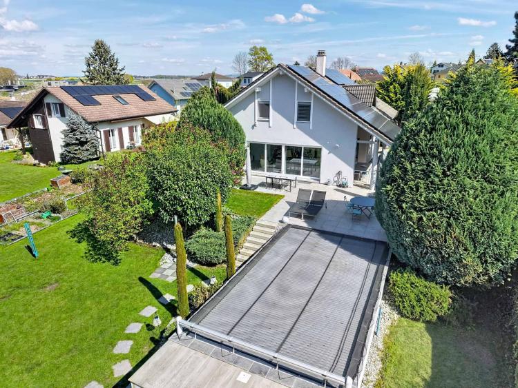 Magnificent detached villa with 5.5 rooms and heated swimming pool