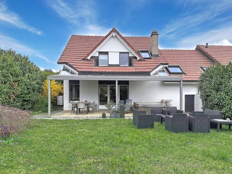 EXCLUSIVE - Charming semi-detached villa ideal for a family 