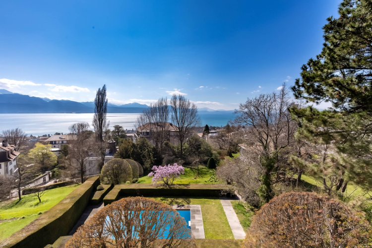 Period residence with commanding views over the city and Lake Geneva