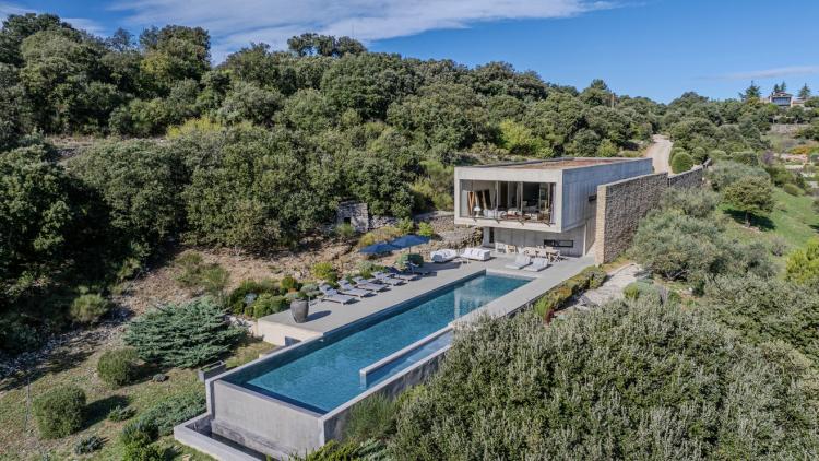 BONNIEUX – ARCHITECT-DESIGNED VILLA 2,045 SQ FT – INFINITY POOL – PANORAMIC VIEWS