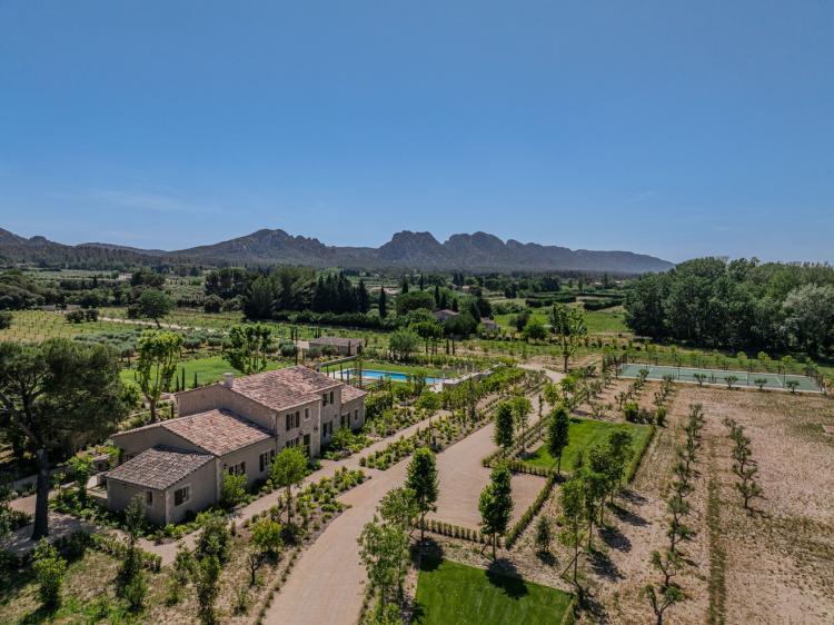 EYGALIERES - EXCEPTIONAL COUNTRY HOUSE - 7 BEDROOMS - TENNIS COURT - PANORAMIC VIEW OF THE ALPILLES