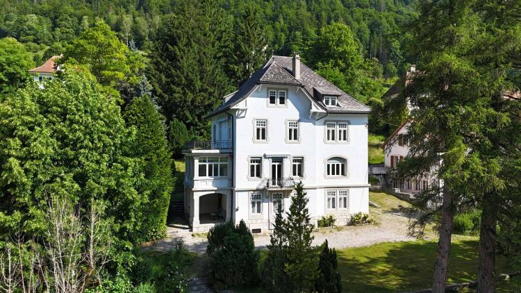 Mansion in the heart of the Bernese Jura