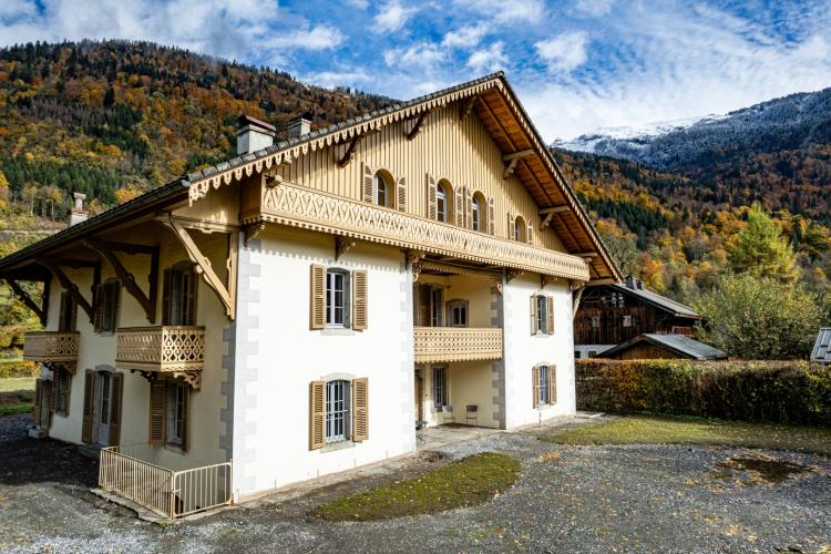 SAMOËNS – EXCLUSIVE – RENOVATED MANOR HOUSE – PANORAMIC VIEWS OF THE MOUNTAINS