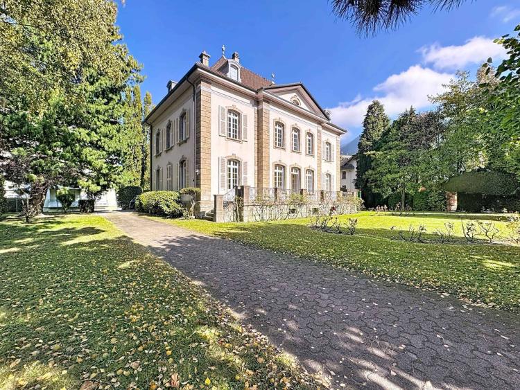 Prestigious residence in a sought-after neighborhood