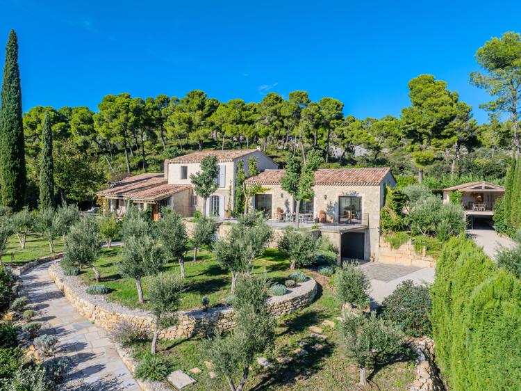 MAUSSANE LES ALPILLES - PRESTIGIOUS HOME - 7 BEDROOMS - SWIMMING POOL - WALKING DISTANCE TO THE VILLAGE