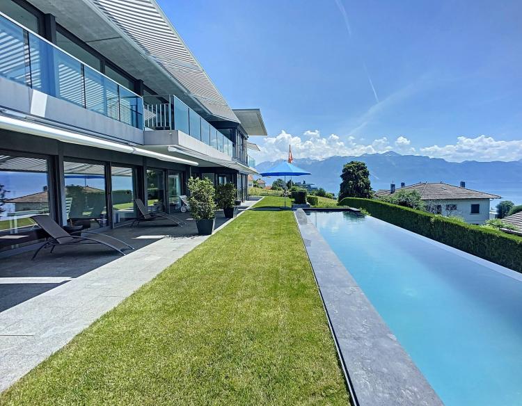 Exceptional property with a 10-car garage, ideal for collectors.