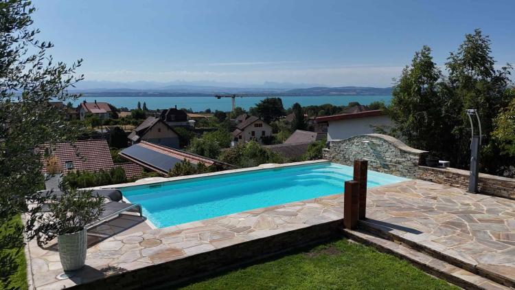 Élégante propriété familiale avec vue sur le lac