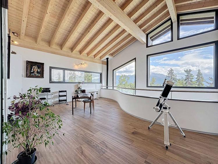 Exceptional 3-level chalet with indoor pool/wellness area