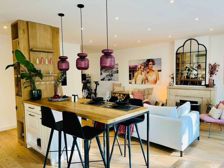 En exclusivité : Elégant appartement traversant de 3 pièces rénové avec balcons