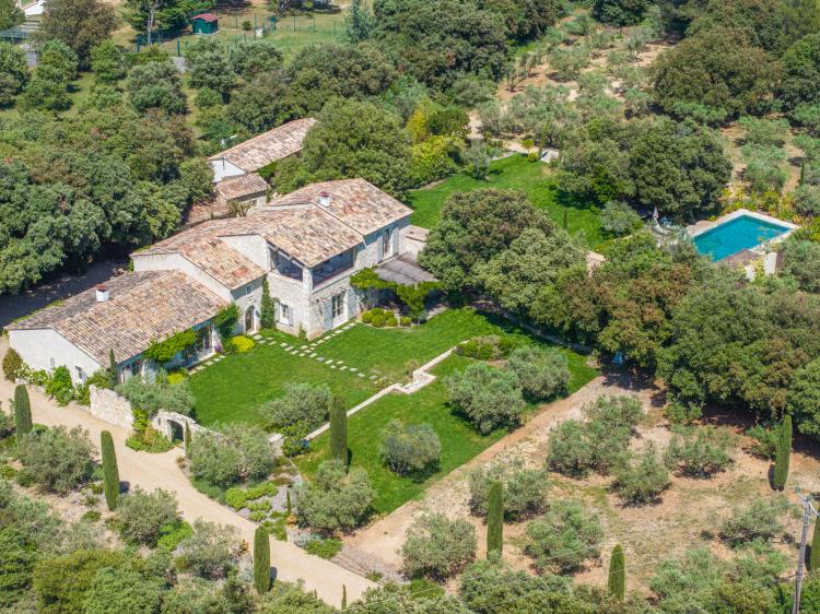 EYGALIÈRES - STONE PROPERTY - 5 BEDROOMS - SUPERB SETTING