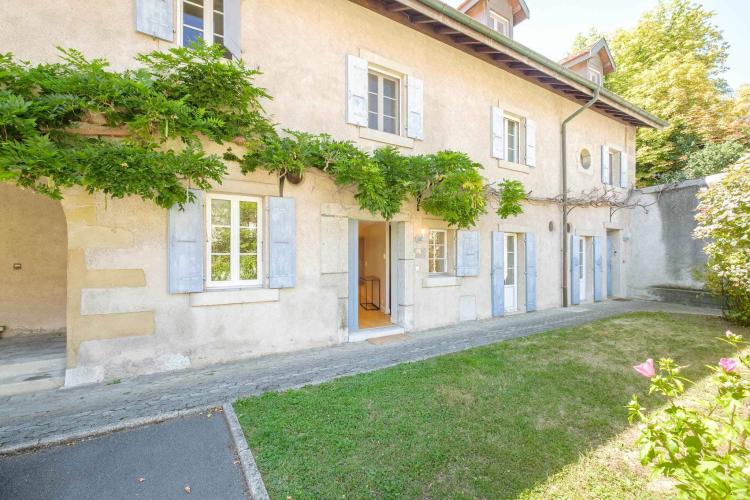 Schönes Dorfhaus mit Garten in einer Wohnanlage