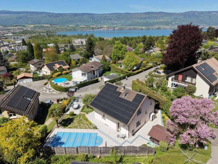 Detached villa with swimming pool in a residential area