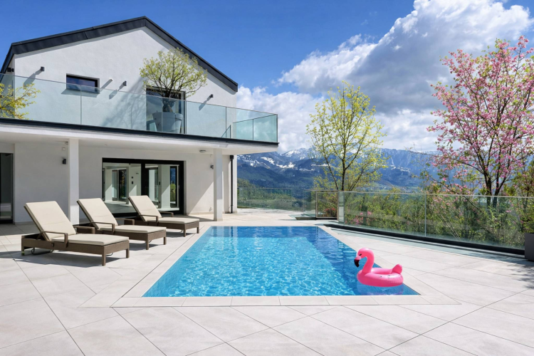 6.5-room property with pool and breathtaking views 