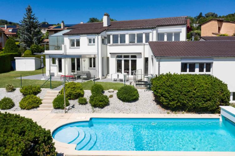 Villa individuelle de 325 m2 avec une belle vue sur le lac et les montagnes