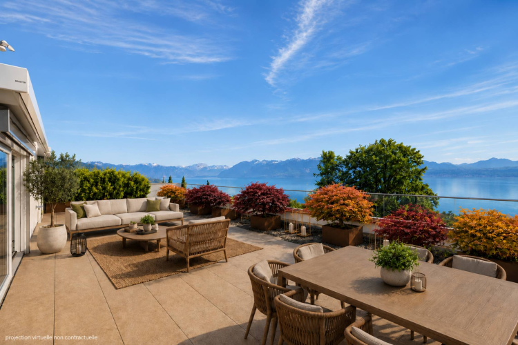 Exceptional top-floor apartment with panoramic lake views