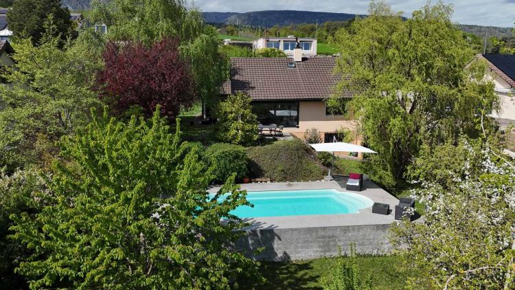 Propriété de caractère avec piscine et jardin