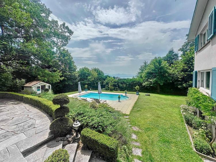 Magnificent setting for this property with views of the lake and Lausanne 