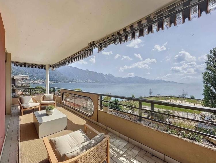2.5-Room Penthouse Apartment with Terrace and Panoramic Views