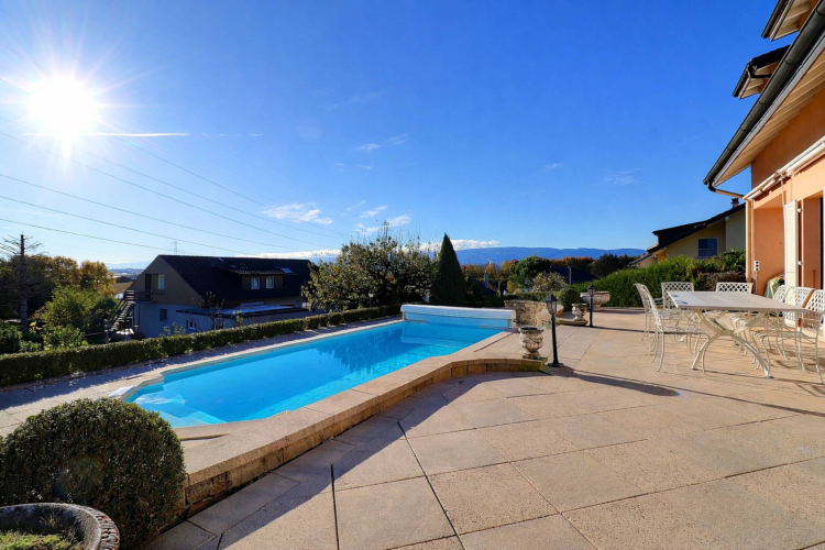 7.5-room family villa south of the village