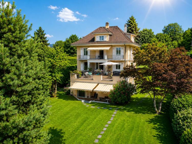 13-room villa with separate apartment, lake and mountain views
