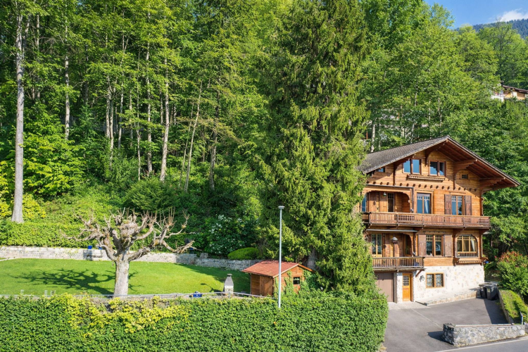 Charming property overlooking Montreux with breathtaking lake views