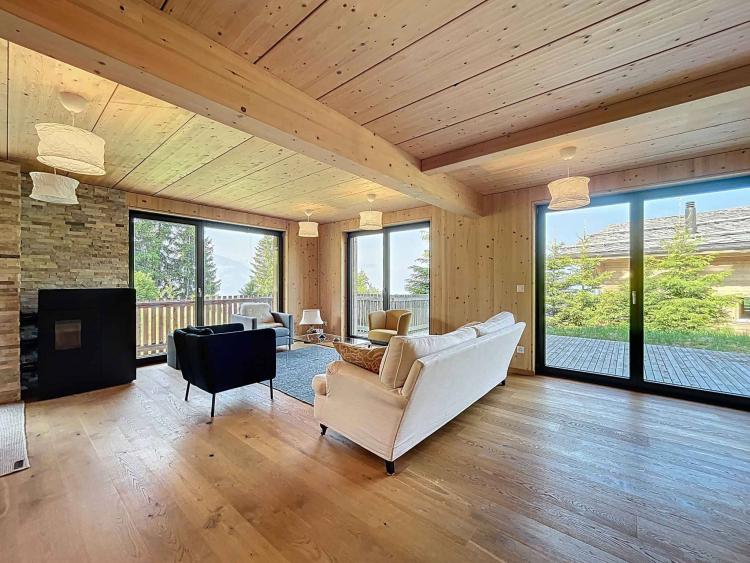 Contemporary chalet with unobstructed mountain views