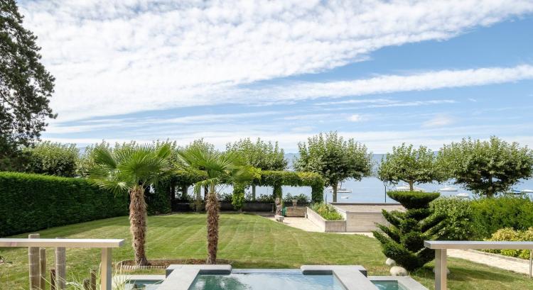 Detached villa on the lake