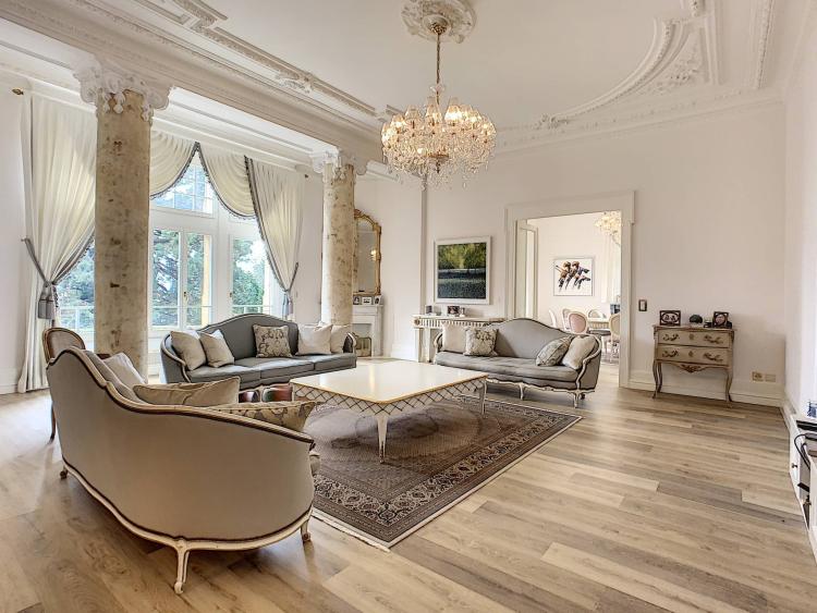 Close to the center of Pully, 290 m² apartment with garden