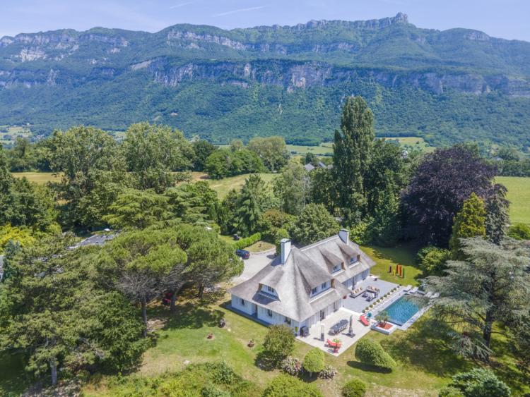 CHAMBERY - MAISON D'EXCEPTION - 5 SUITES - PISCINE ET JARDIN