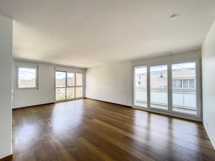 Beautiful 4.5 room apartment on the top floor, close to amenities