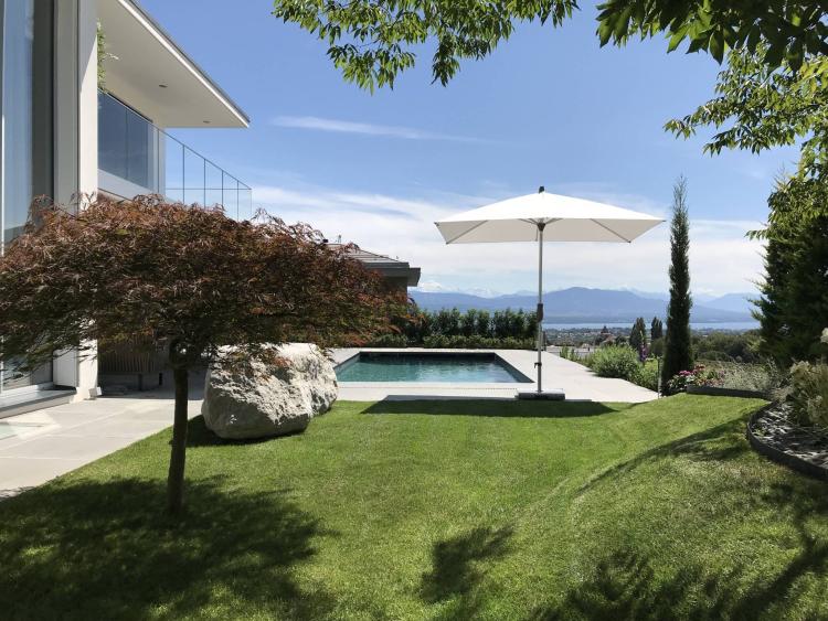 EXCLUSIVE - Elegant contemporary property with swimming pool and lake view