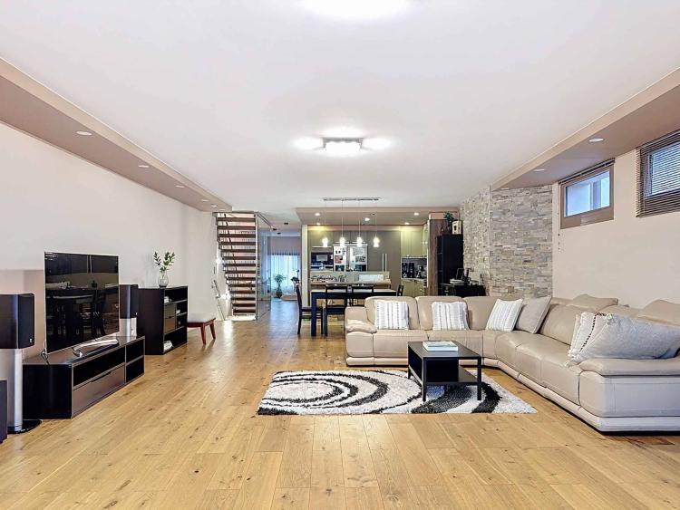 Exceptional semi-detached villa with generous living spaces