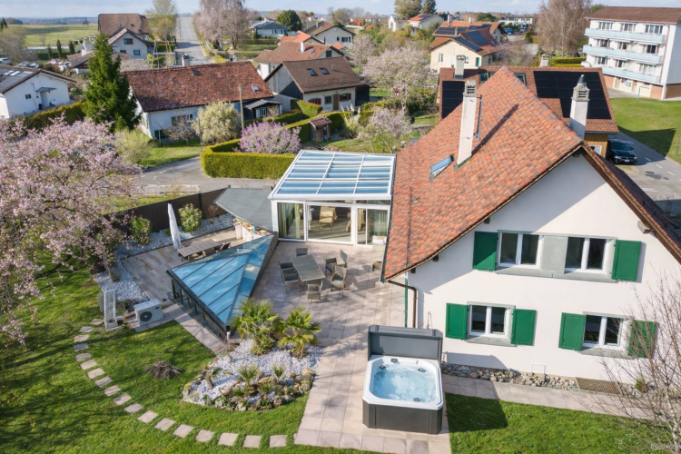 Elegant family villa with indoor pool, sauna and hammam