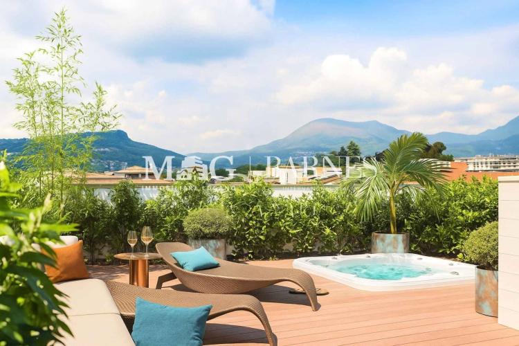 Prestigious duplex penthouse with furnished terrace and 3 parking spaces