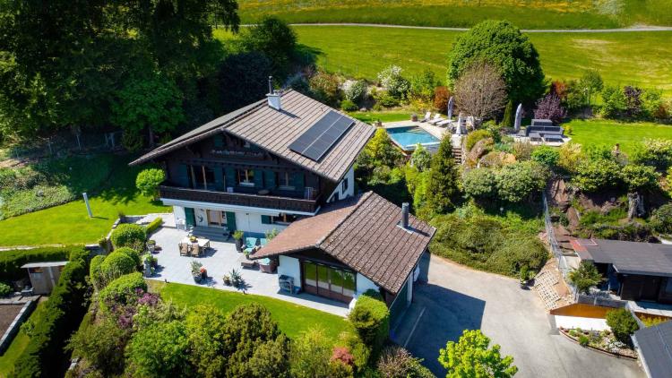 Propriété entièrement rénovée avec piscine dans un cadre verdoyant