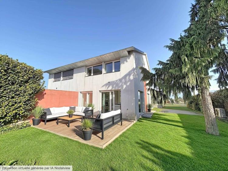 Pleasant and bright semi-detached villa