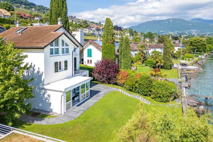 Rare find! Waterfront property in Corseaux